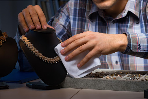 5 Easy Ways to Clean Jewelry at Home - Vletuknow